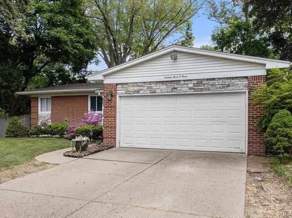 16303 Pollyanna St, Livonia, MI 48154