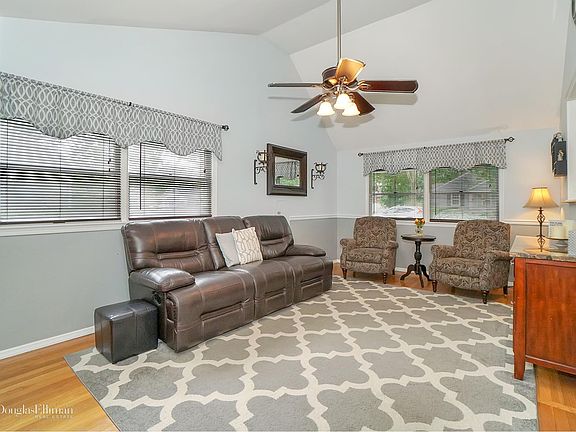 3rd image of 11 Jefferson Ave