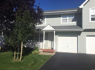 15 Sunwood Cir, Central Islip, NY 11722