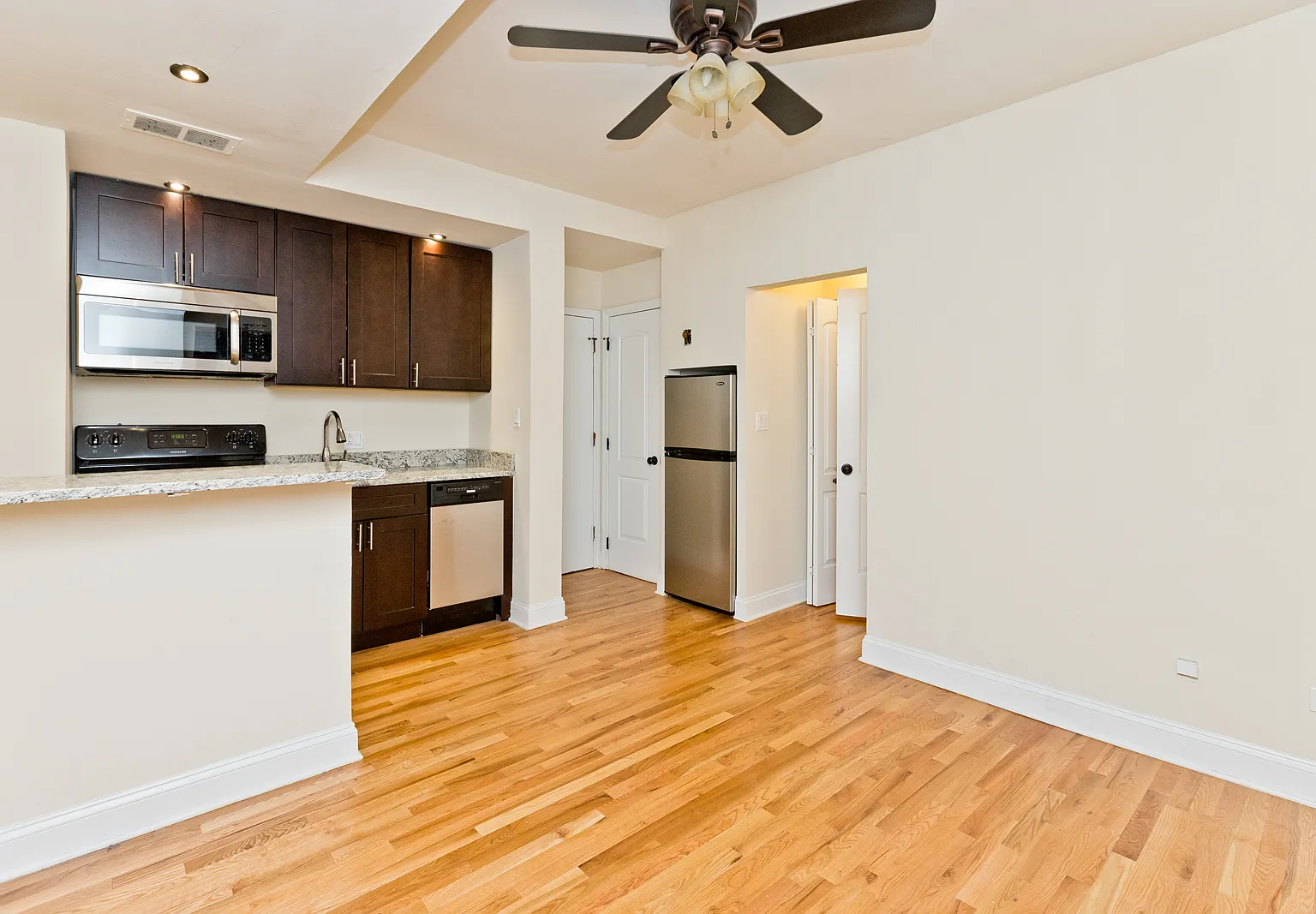 1430 N Dearborn Pkwy — Photo 4