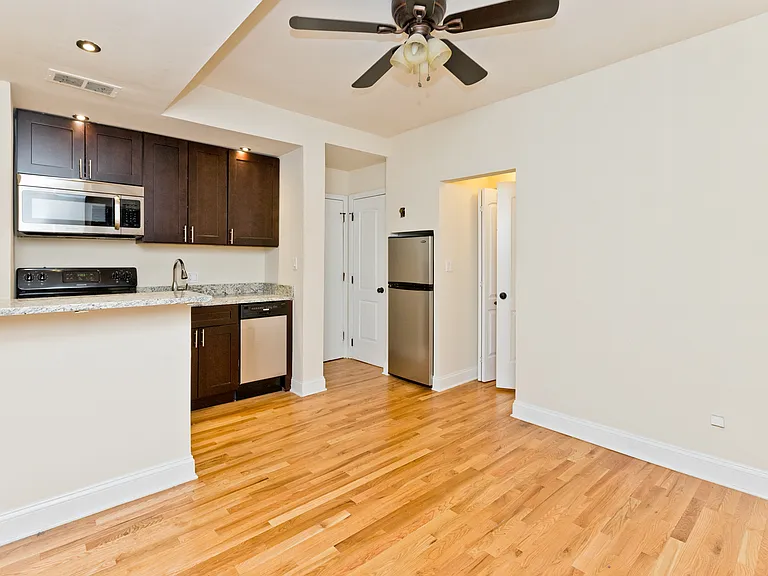 1430 N Dearborn Pkwy — Photo 4