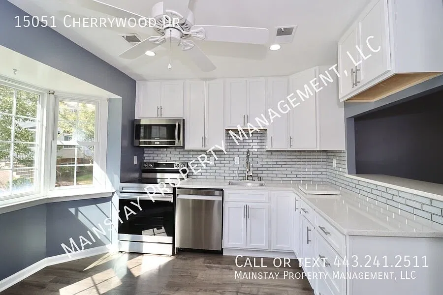 Updated End Unit Townhome W/ Fenced in Yard! — Photo 2