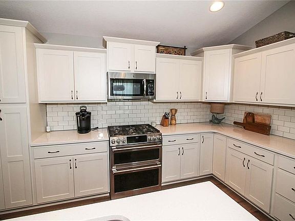 2nd image of 658 NW Autumn Crest Dr
