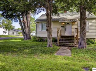 912 7th St, Lincoln, IL 62656