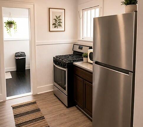 4th image of 515 W 11th St