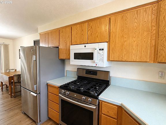 5th image of 551 Agate St
