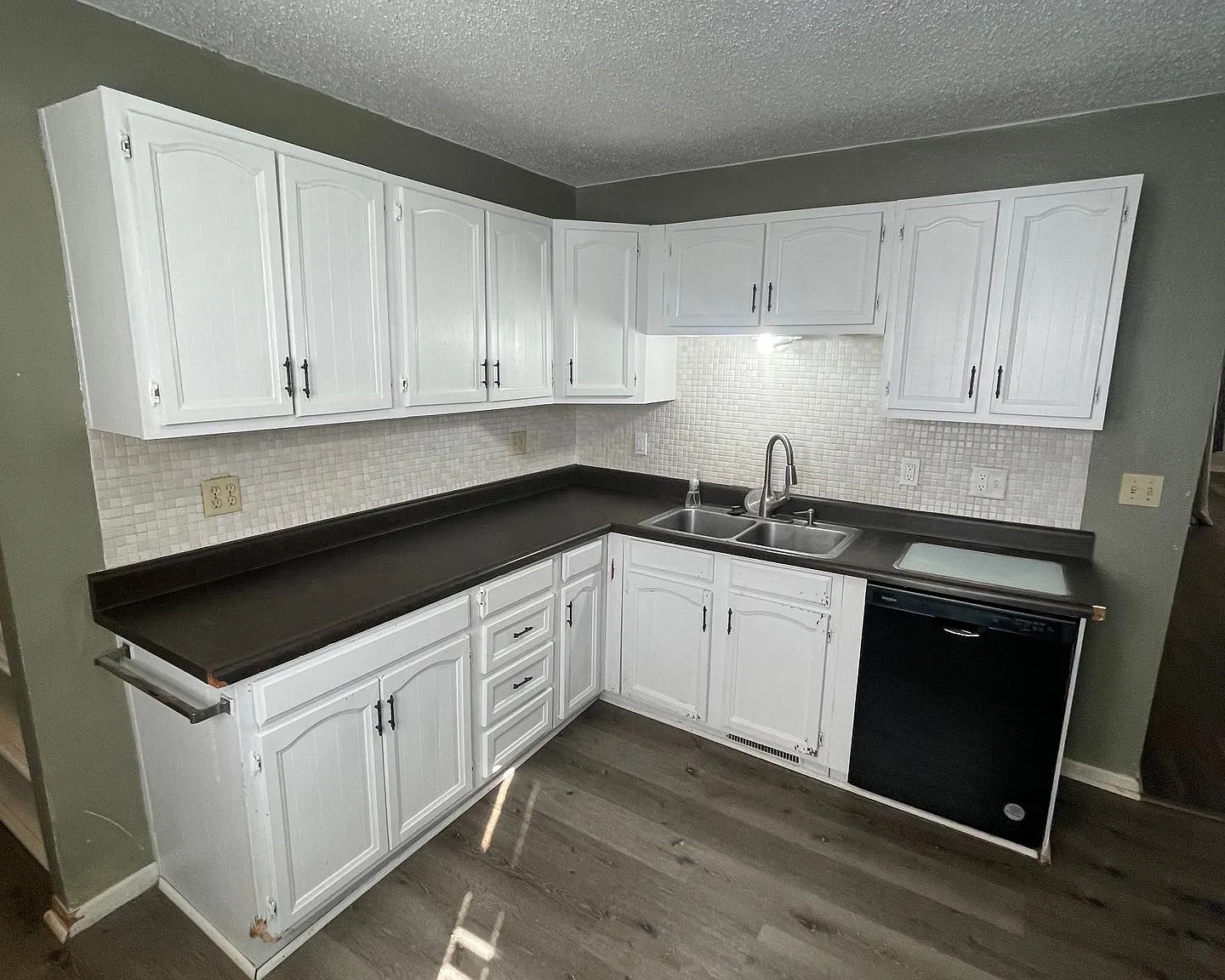 Beautiful updated apartments walking distance to Indianola townsquare — Photo 2