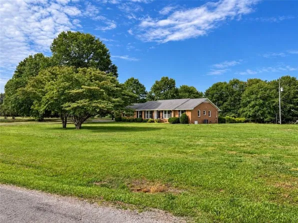 635 Crowe Rd, Statham, GA 30666