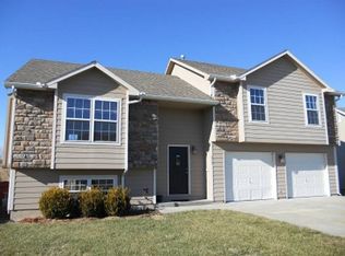 838 N Chestnut Dr, Tonganoxie, KS 66086