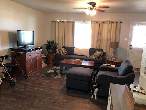 3rd image of 607 S Avenue G