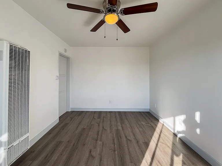 5919-5925 Crenshaw Blvd — Photo 9