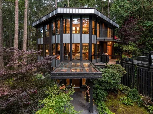 1457 Howcrest Rd, North Saanich, BC V8L 5K1