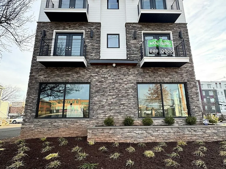 85 W High St #2R — Photo 2