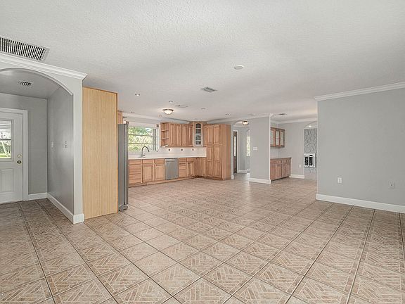 3rd image of 4230 Lakeglen Dr
