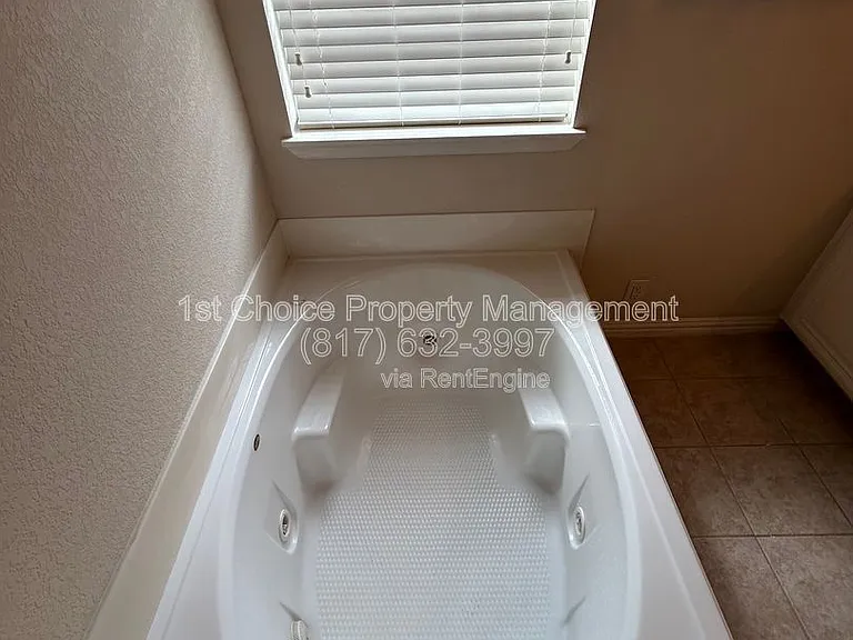 1835 Woodchase Dr — Photo 17