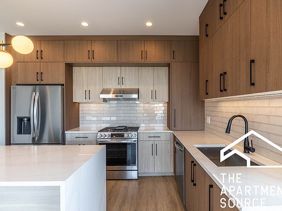 5th image of 2351 W Flournoy St #302