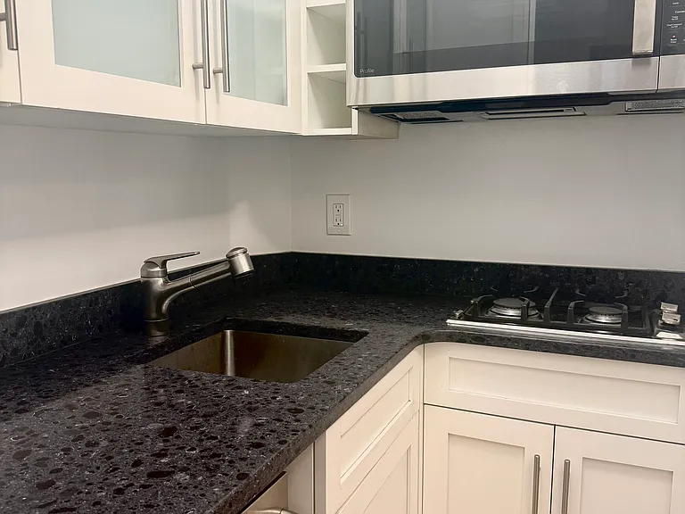 339 E 57th St #2D — Photo 3