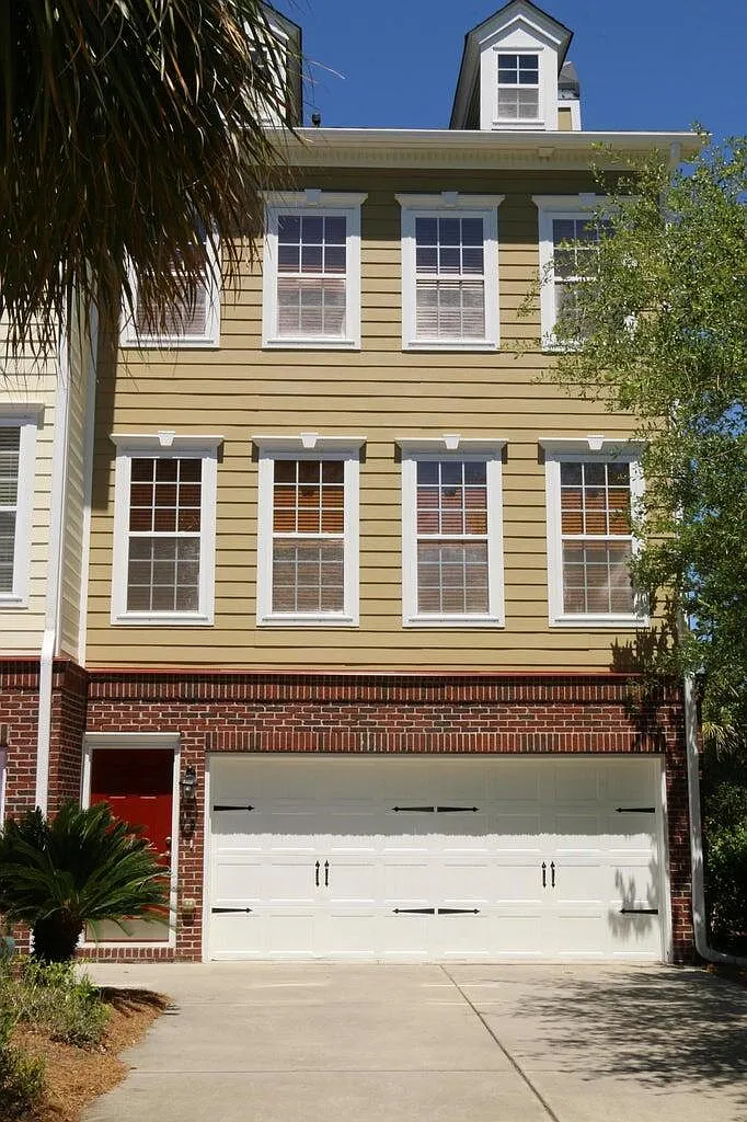 3 bed, 2.5 bath, 2346 sqft, $3,000 — Photo 1