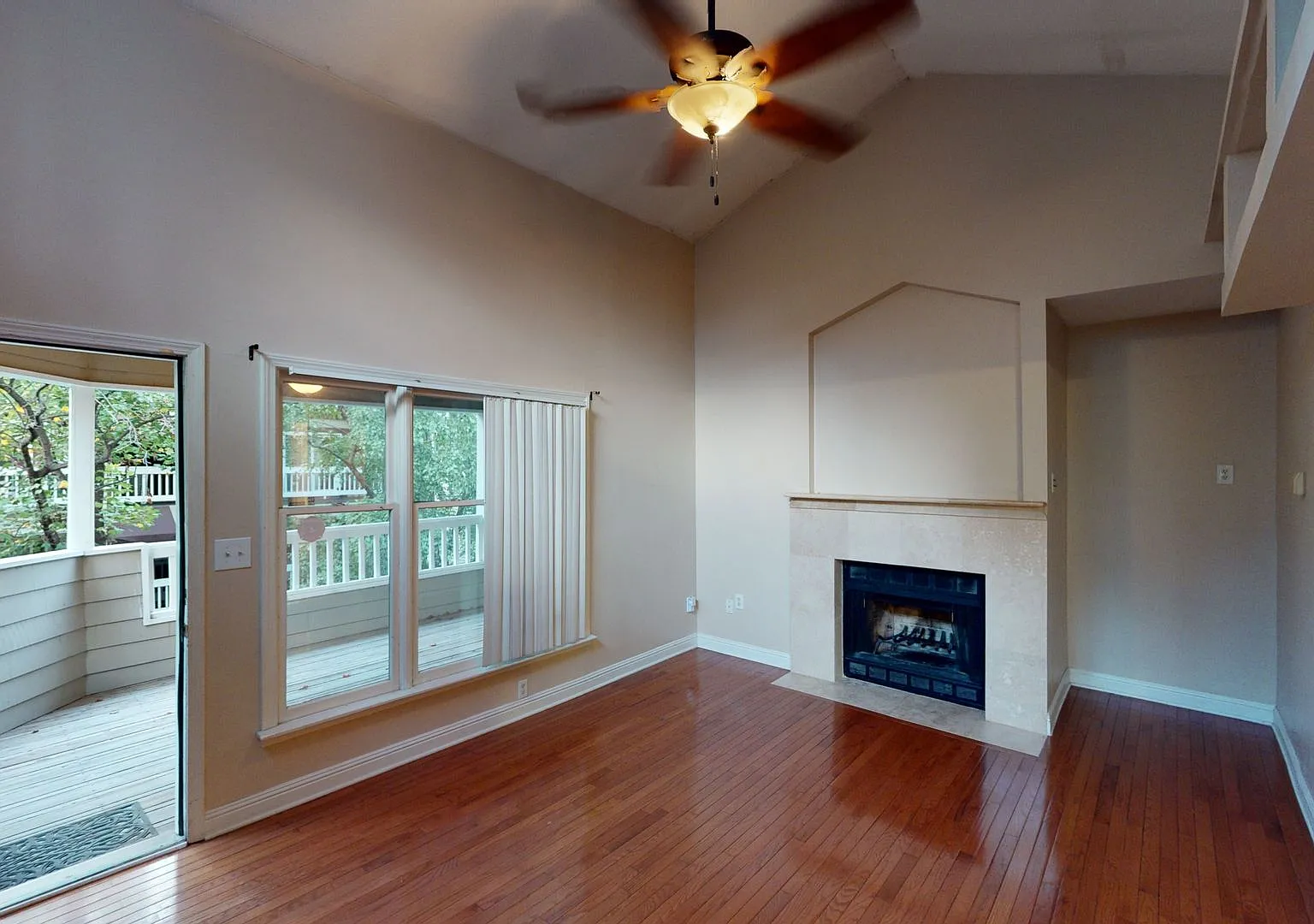 Wonderful Uptown renovated top floor condo! — Photo 2