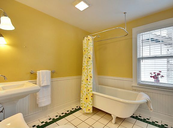 Upper-level bathroom