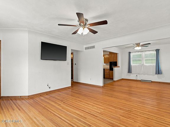 4th image of 1124 Darlene Dr