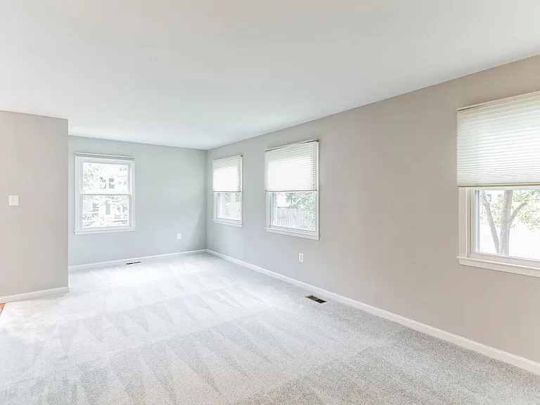 5335 Lake Cove Ct — Photo 6