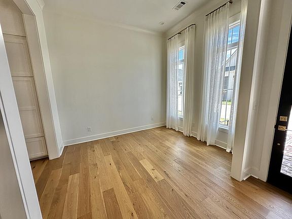 4th image of 208 Goldfinch St