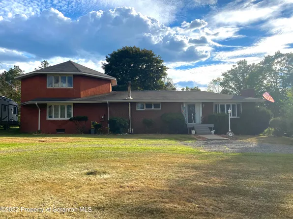 202 Country Club Rd, Jermyn, PA 18433