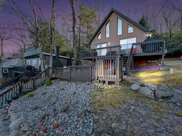 49 S Lake Dr, Lake Harmony, PA 18624