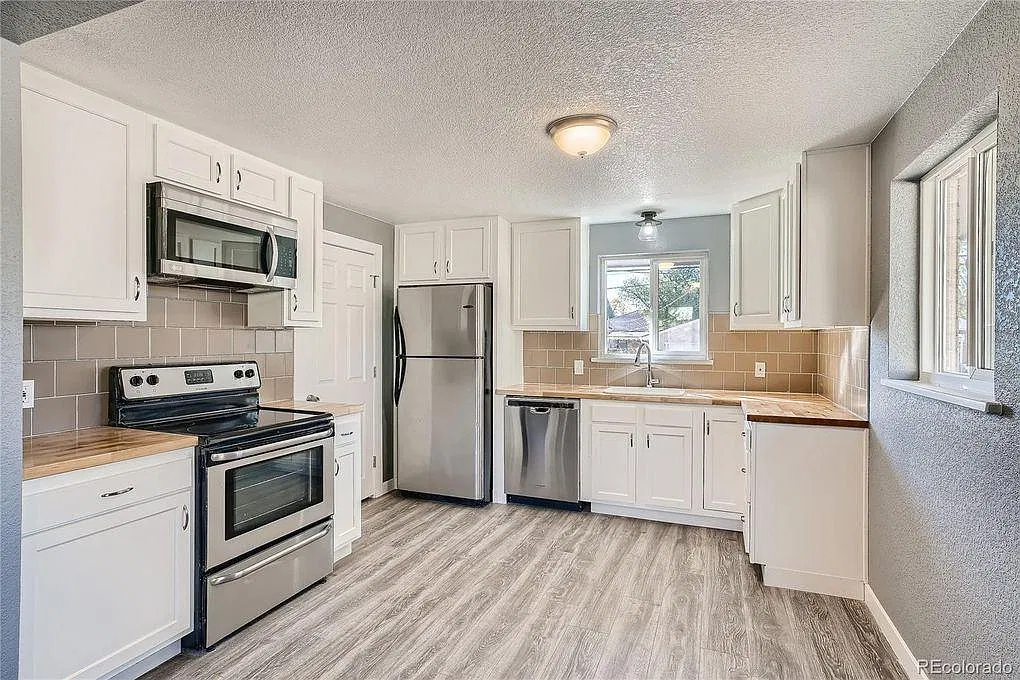 3283 N Kearney St — Photo 4