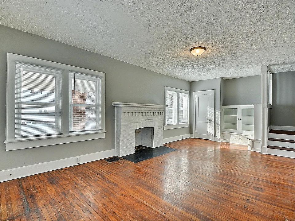 1st image of 220 E 29th St