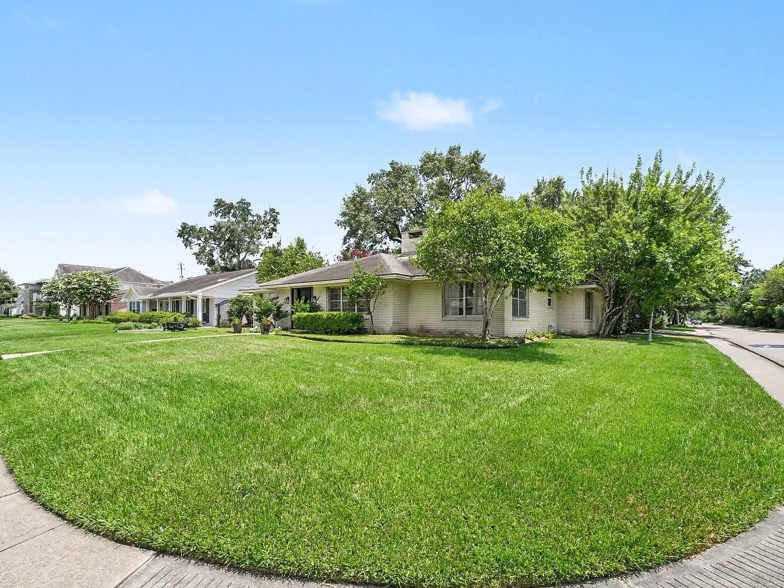 3 bed, 2.0 bath, 2052 sqft, $4,800 — Photo 2