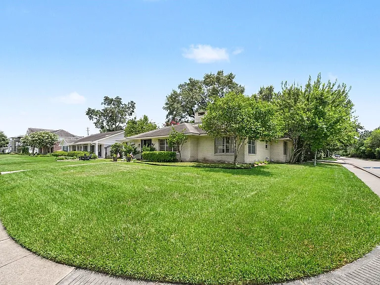 6267 Chevy Chase Dr — Photo 2