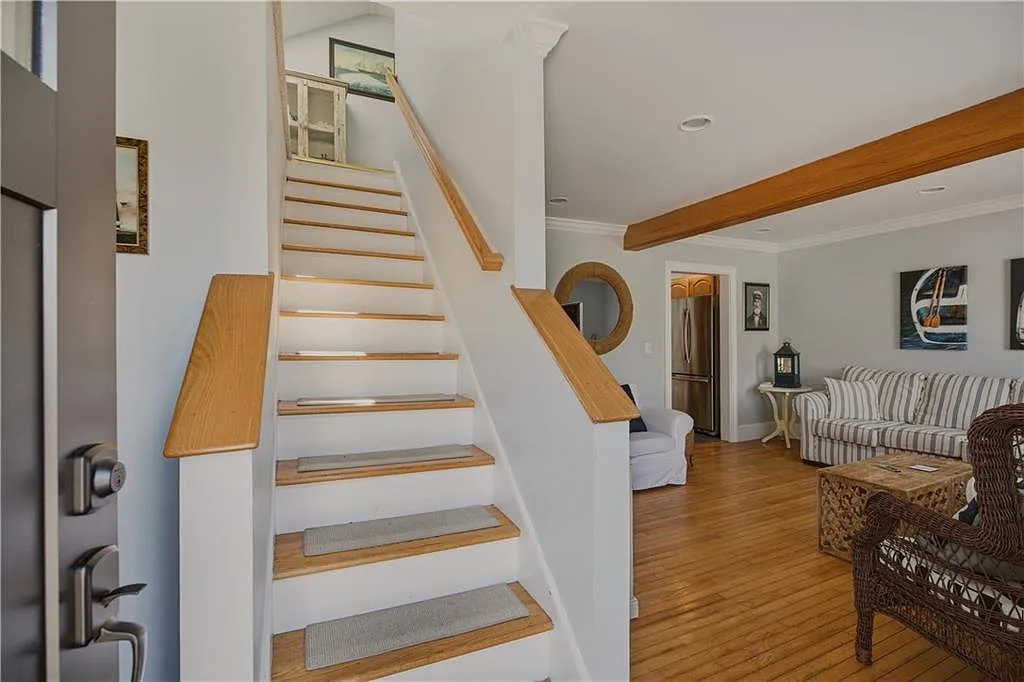 3 bed, 1052 sqft, $3,300 — Photo 2