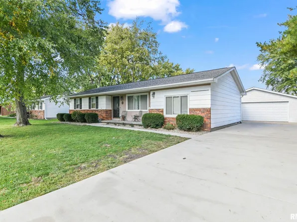209 Fleck St, Dawson, IL 62520