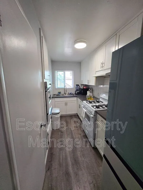 2 bed, 1.0 bath, 950 sqft, $2,395 — Photo 2