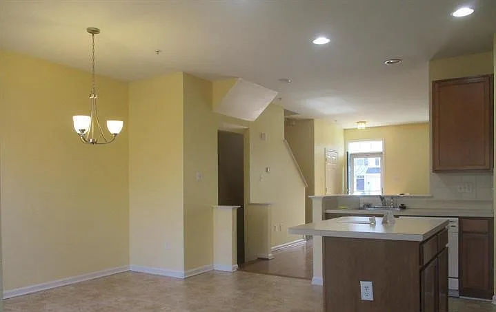 3 bed, 2304 sqft, $2,900 — Photo 2