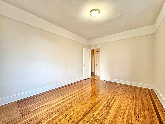 4th image of 2206 38th St APT 1C