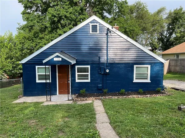 7104 N Cherry St, Gladstone, MO 64118