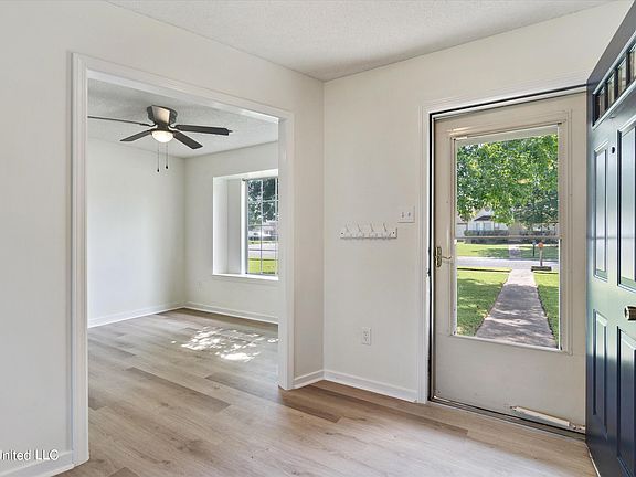 3rd image of 7117 Tudor Ln