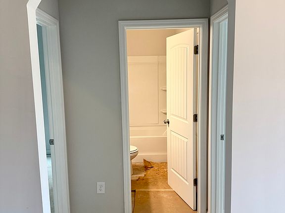 4th image of 495 Charleston Pl