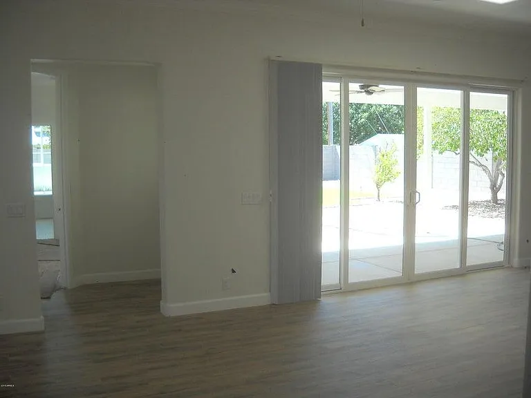 909 E Orange Dr — Photo 3