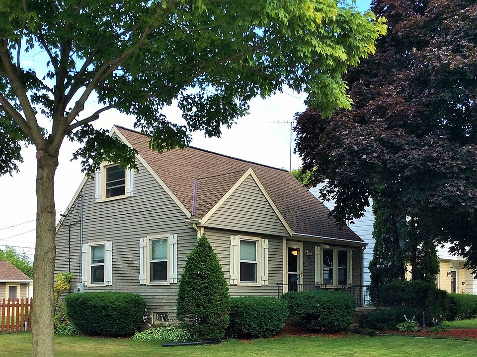 2nd image of 904 S 122nd St