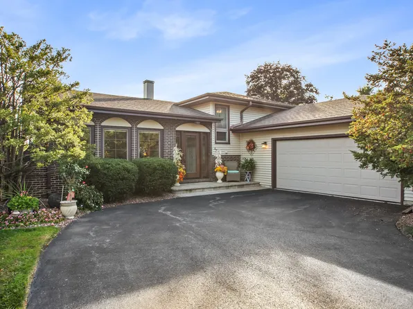 45 James St, Westmont, IL 60559