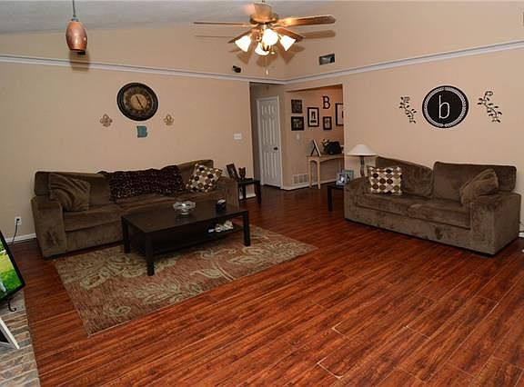 5th image of 217 Meadowbrook Dr