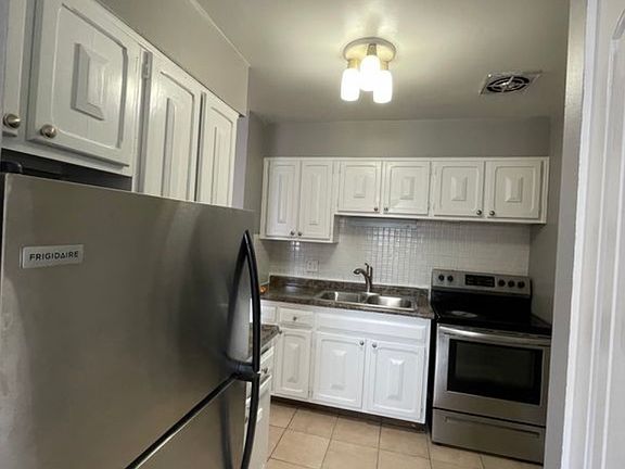 5th image of 5920 N Kenmore Ave APT 203
