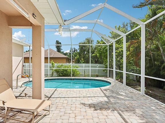 Private pool. Screened.