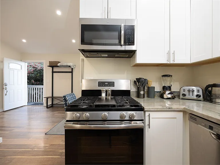 472 & 476 Lewis St #474 — Photo 3