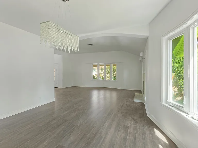 22100 Tiara St — Photo 10