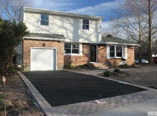 1 Bow Dr E, Smithtown, NY 11787